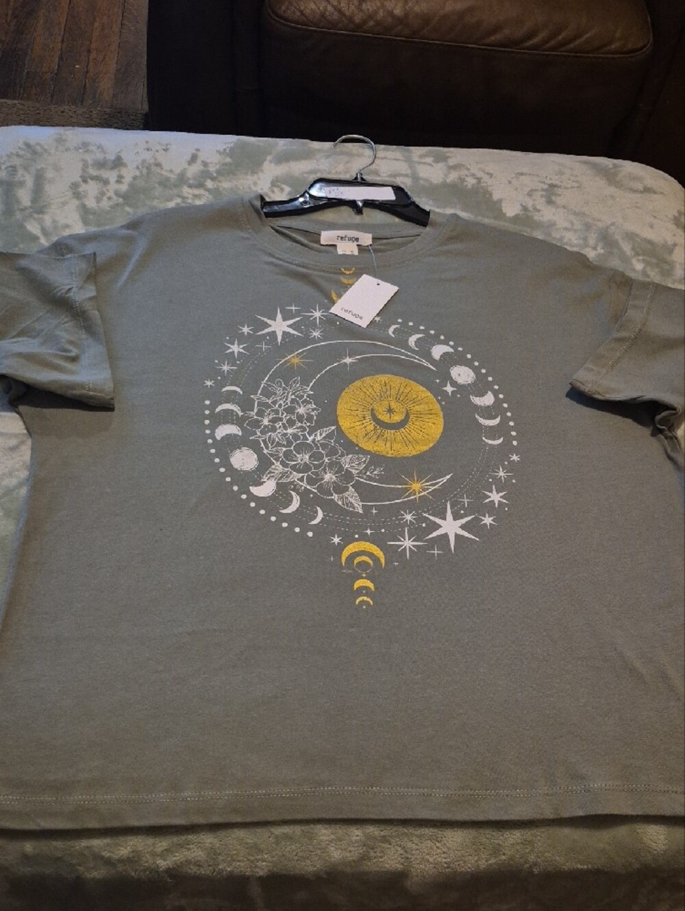 Refuge Sage Green Stars And Moon T-shirt Ptp 23" - Picture 6 of 6